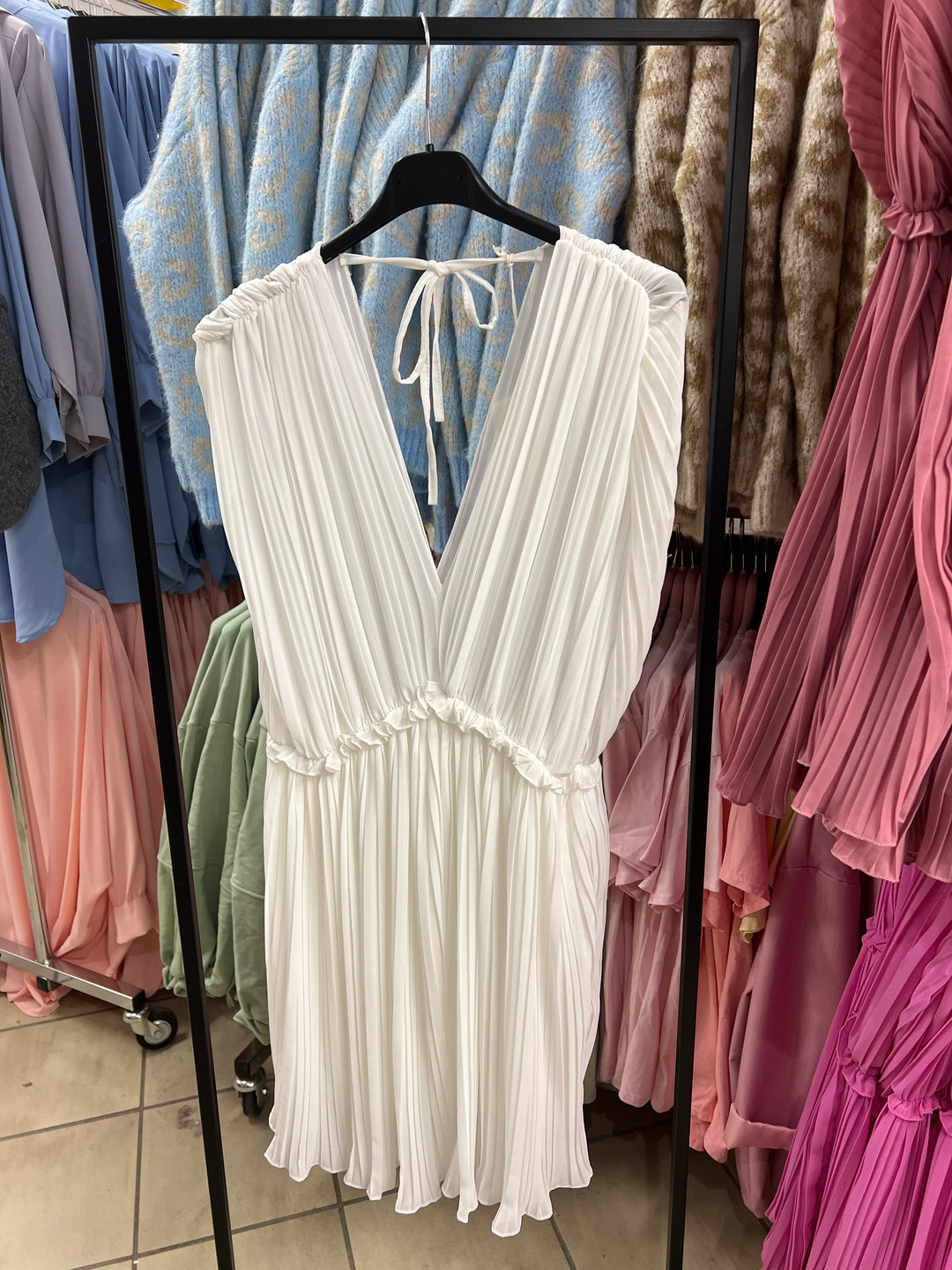 PLISSEE SOMMERKLEID - weiß