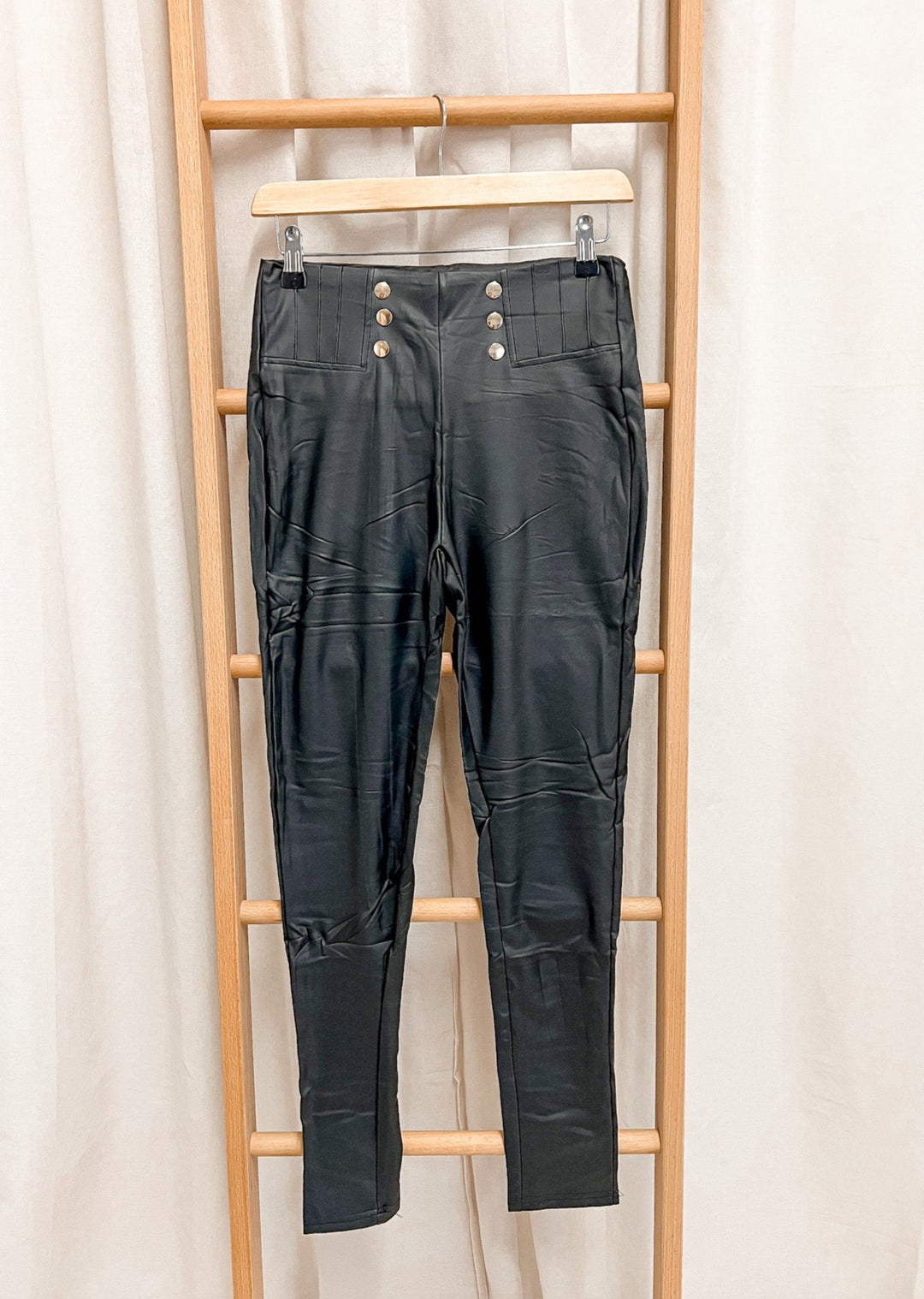 LEDEROPTIK LEGGINGS mit Details