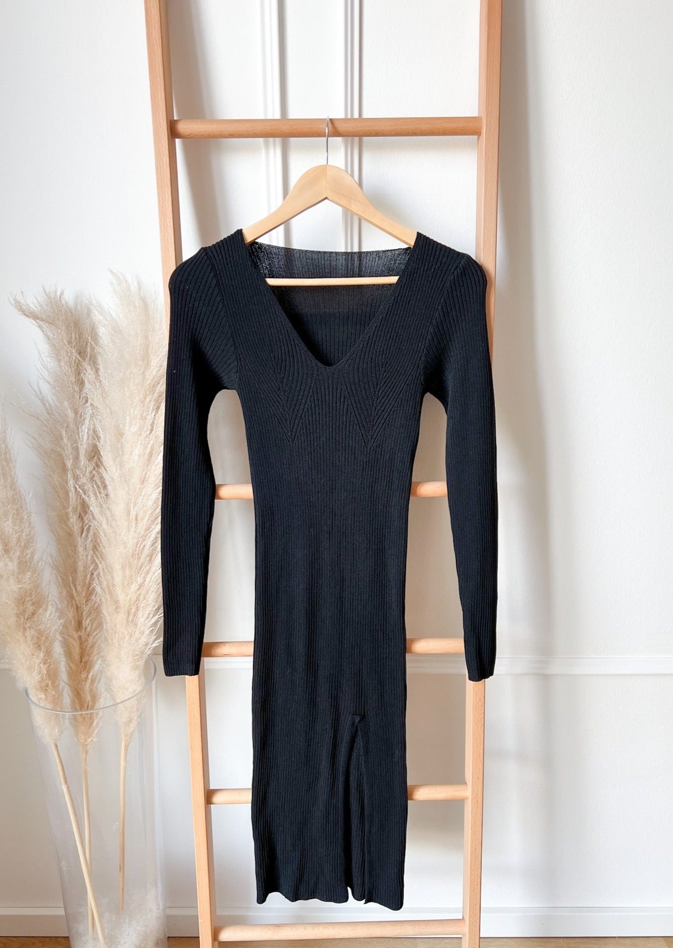 STRICKKLEID MIT SCHLITZ- schwarz Q337