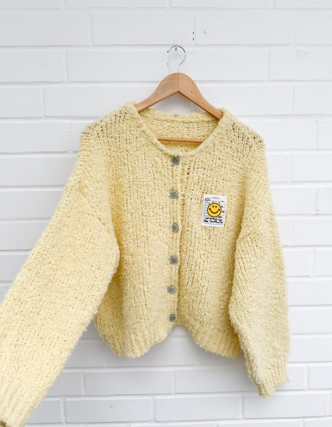 BOUCLE STRICKJACKE mit Smiley - gelb
