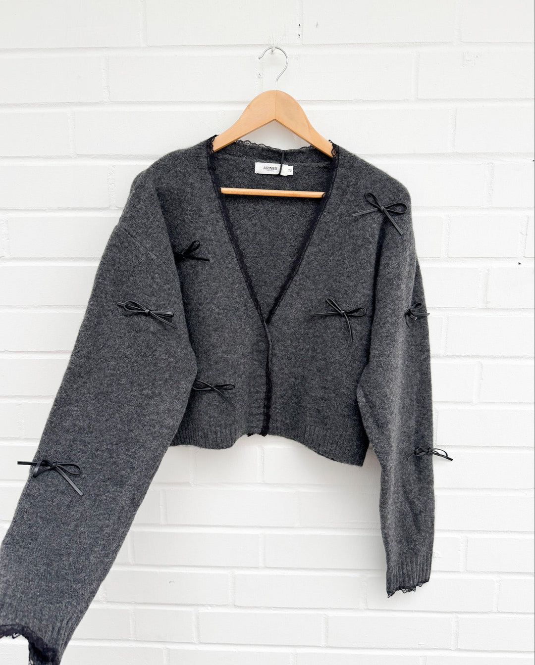 STRICKJACKE MIT AUFGESETZTEN LEDER SCHLEIFEN - dunkelgrau