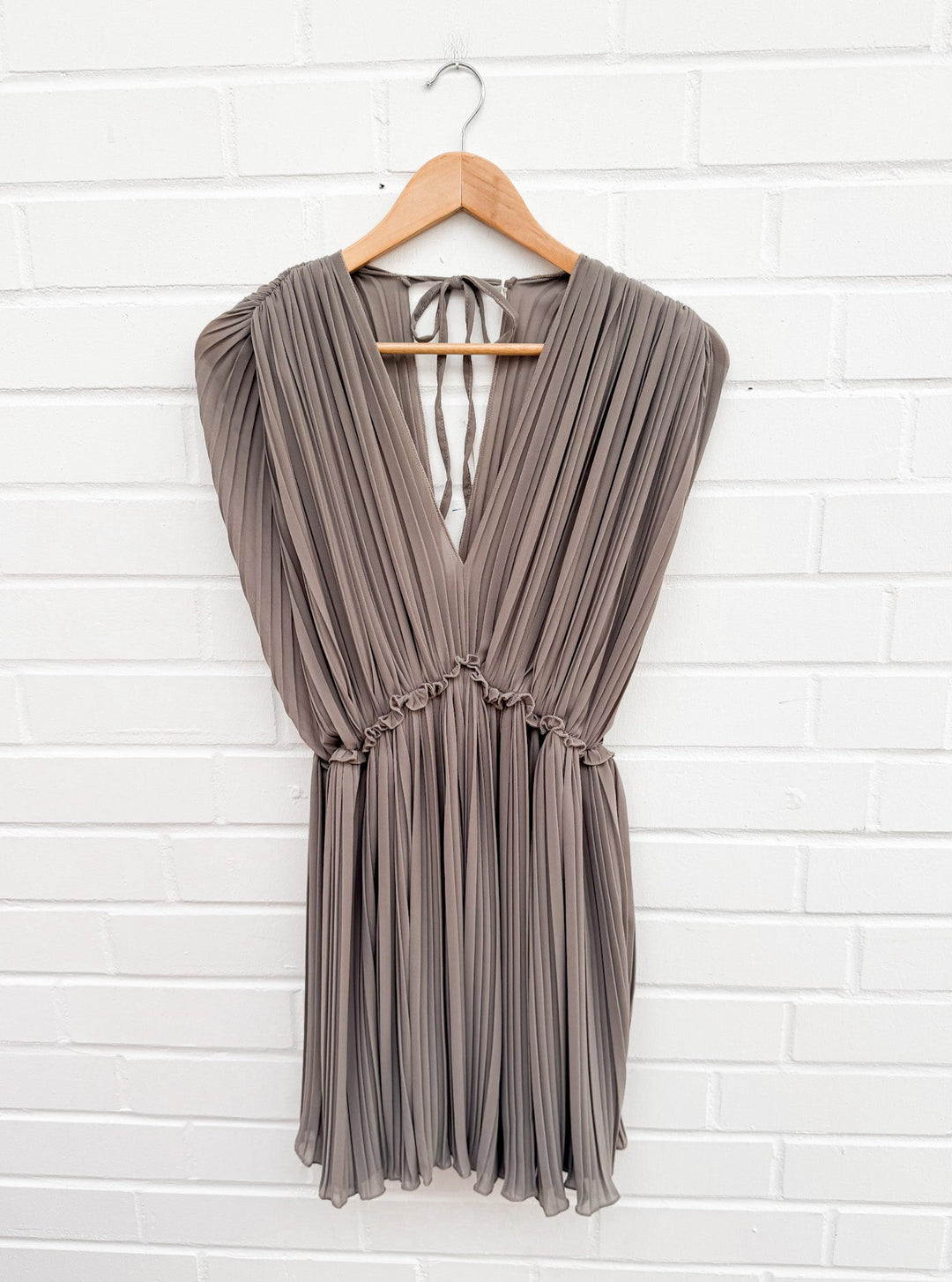 PLISSEE SOMMERKLEID - taupe