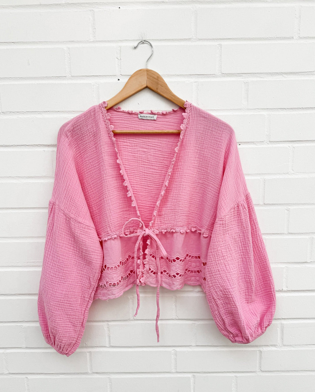 MUSSELIN BLUSE ZUM BINDEN mit Lochmuster - pink