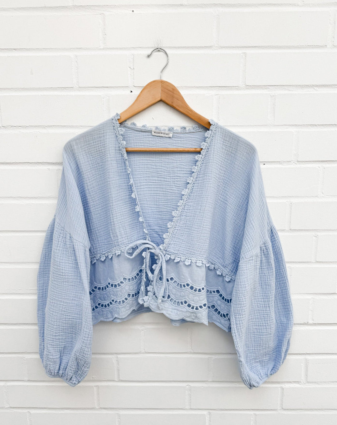 MUSSELIN BLUSE ZUM BINDEN mit Lochmuster - Hellblau