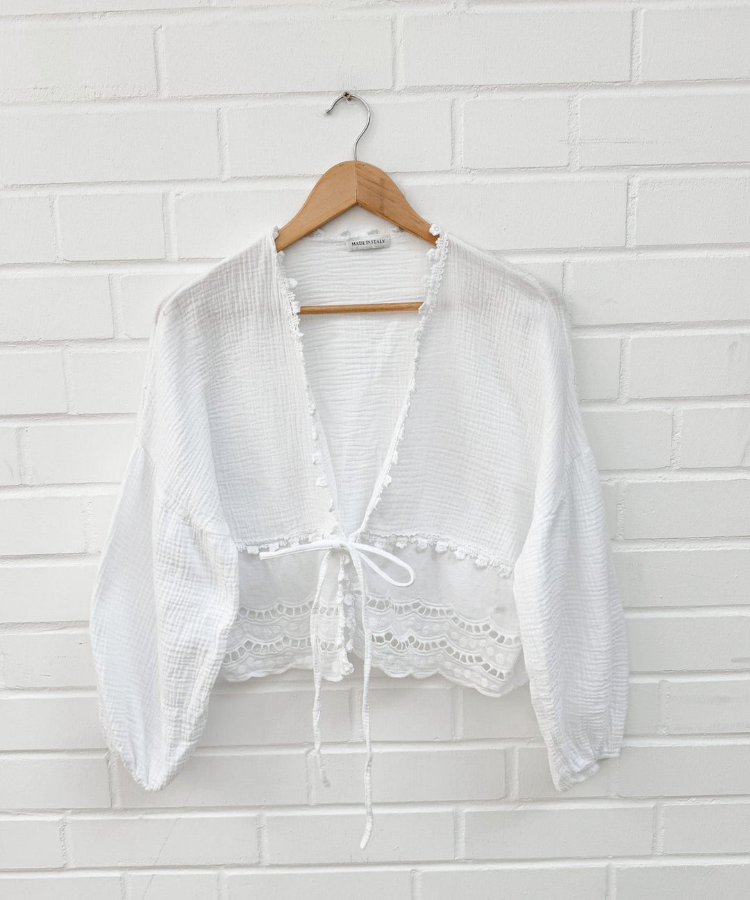 MUSSELIN BLUSE ZUM BINDEN mit Lochmuster - weiß