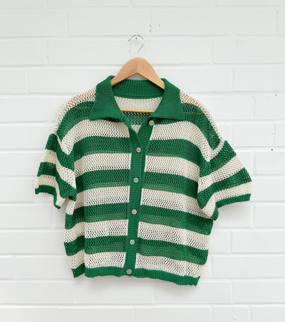 HÄKEL SHIRT MIT KNÖPFLEISTE - grün