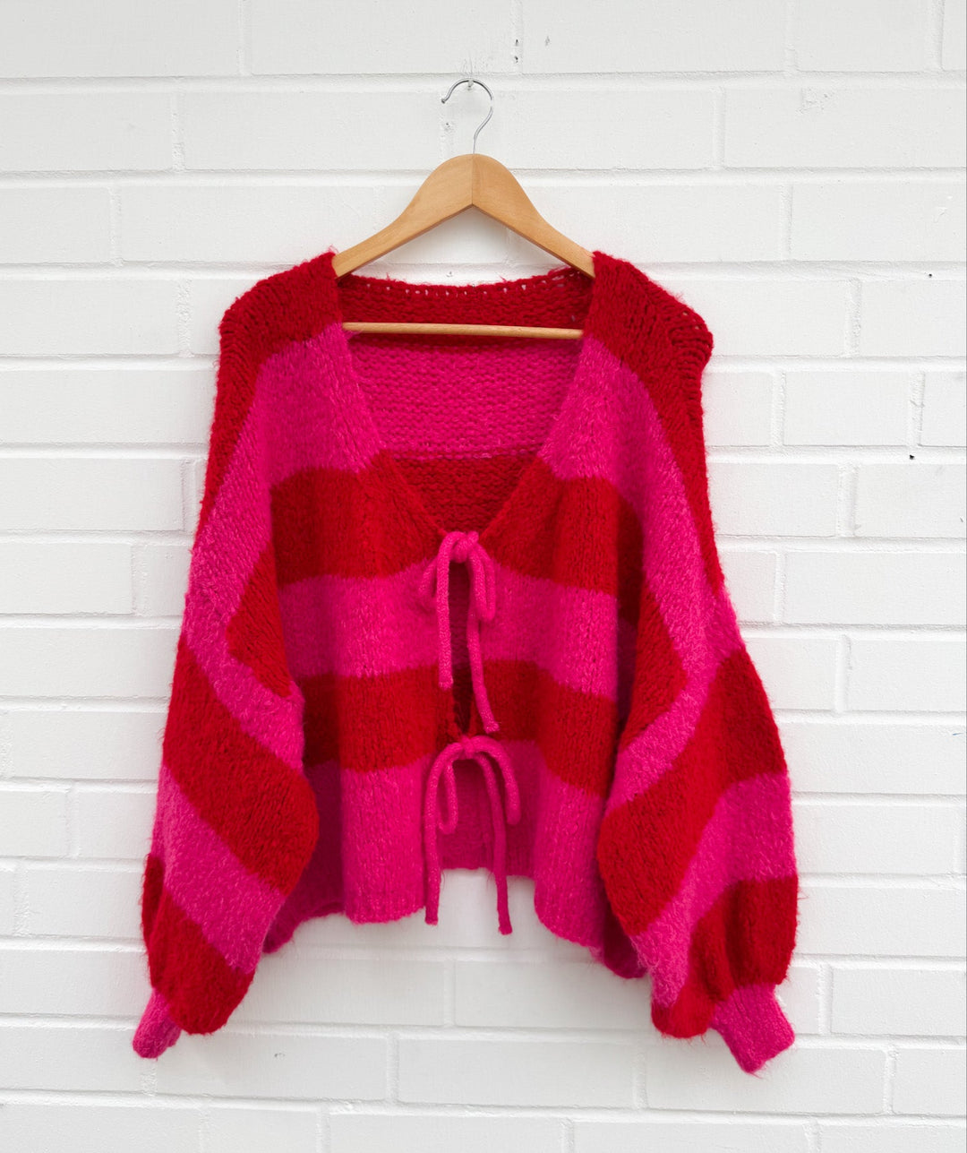 GESTREIFTE SCHLEIFEN STRICKJACKE - pink/rot