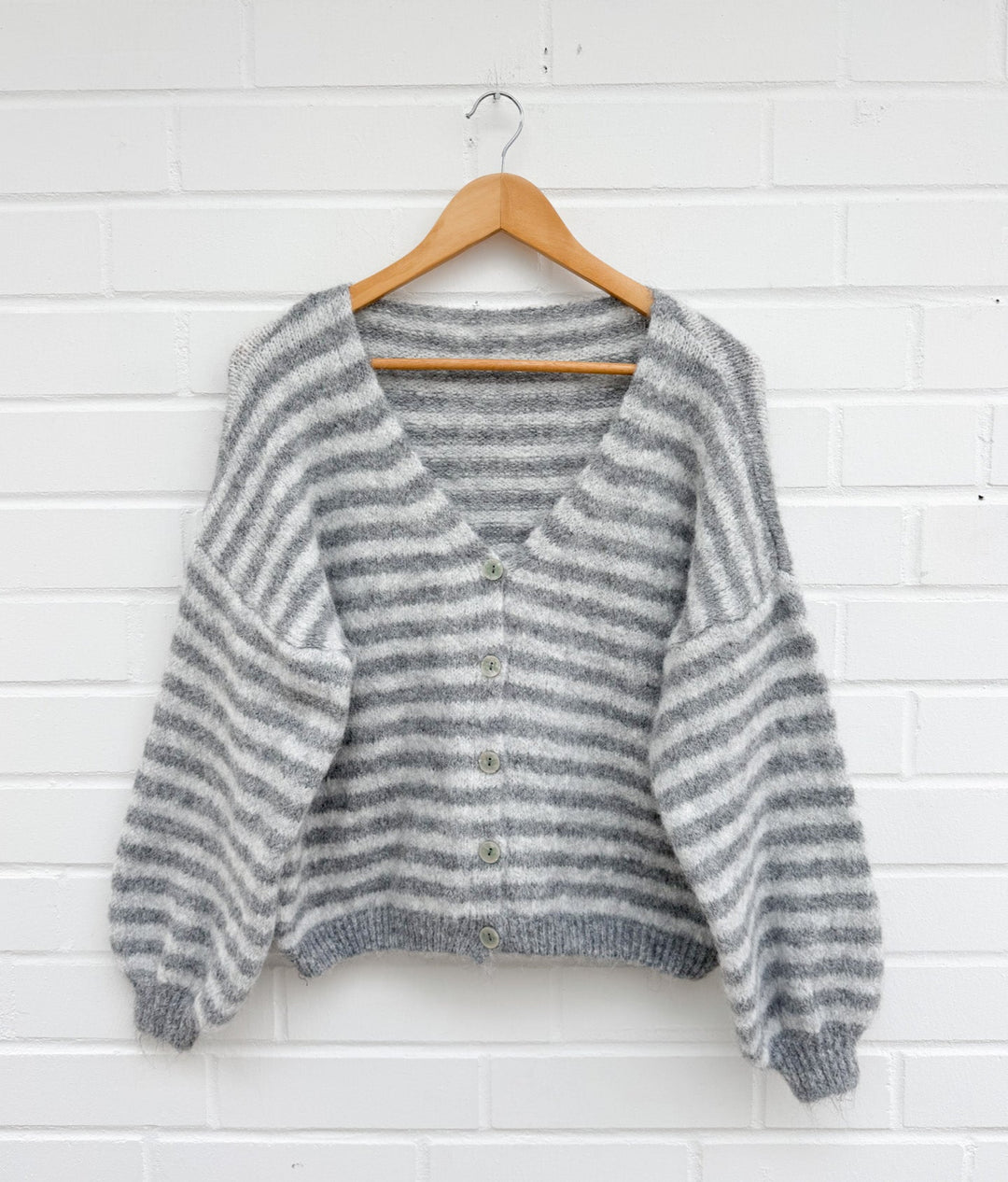 BASIC STREIFEN STRICKJACKE - grau
