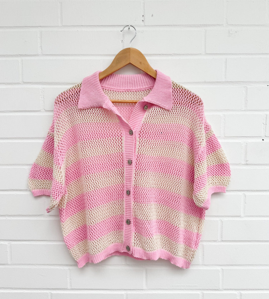 HÄKEL SHIRT MIT KNÖPFLEISTE - rosa