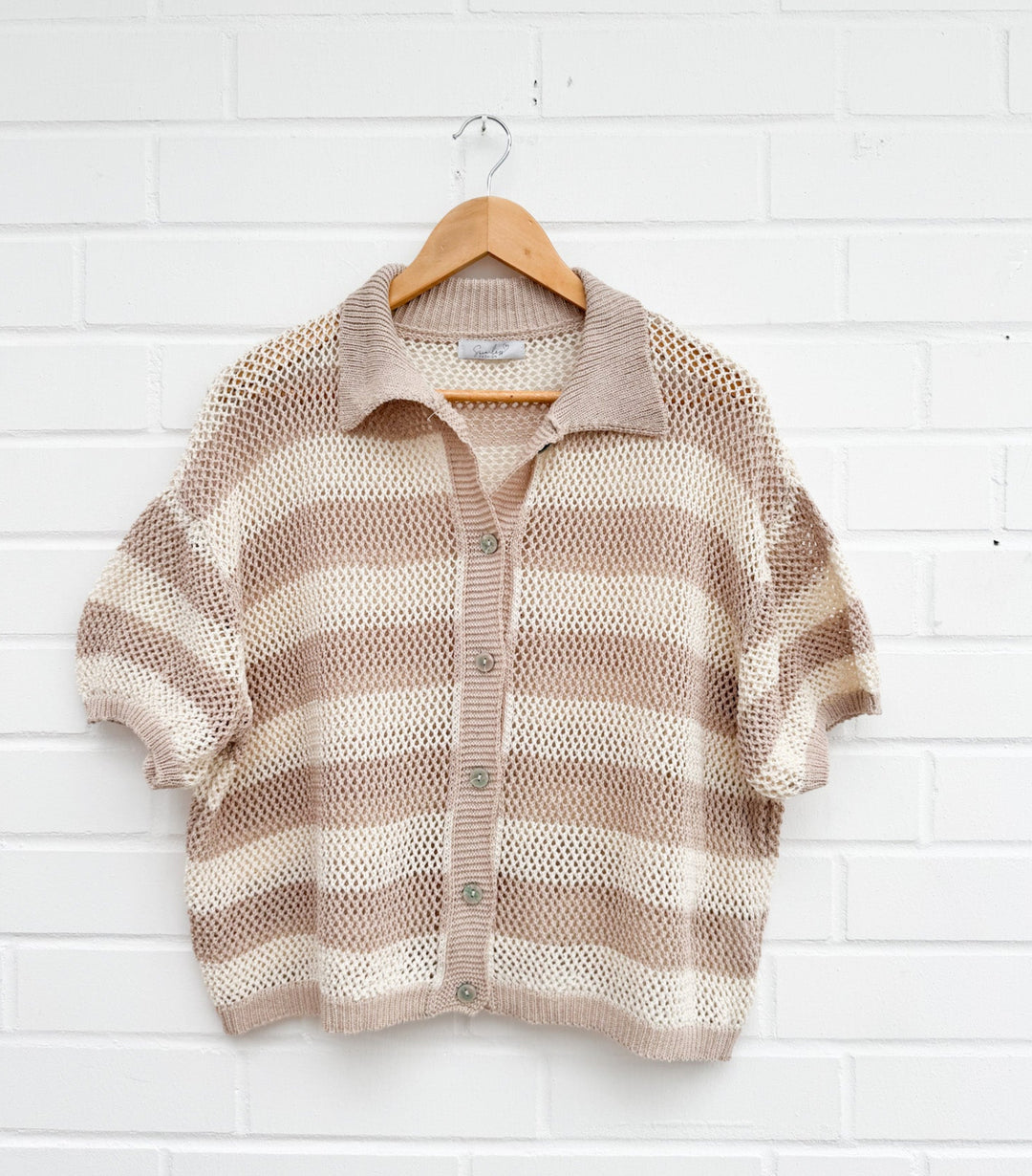 HÄKEL SHIRT MIT KNÖPFLEISTE - taupe