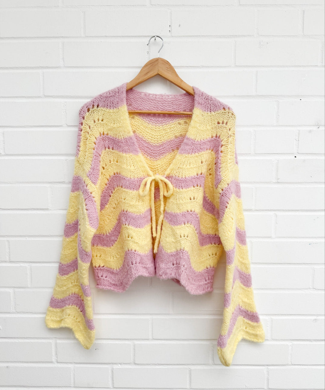 WAVE SCHLEIFEN STRICKJACKE - rosa gelb