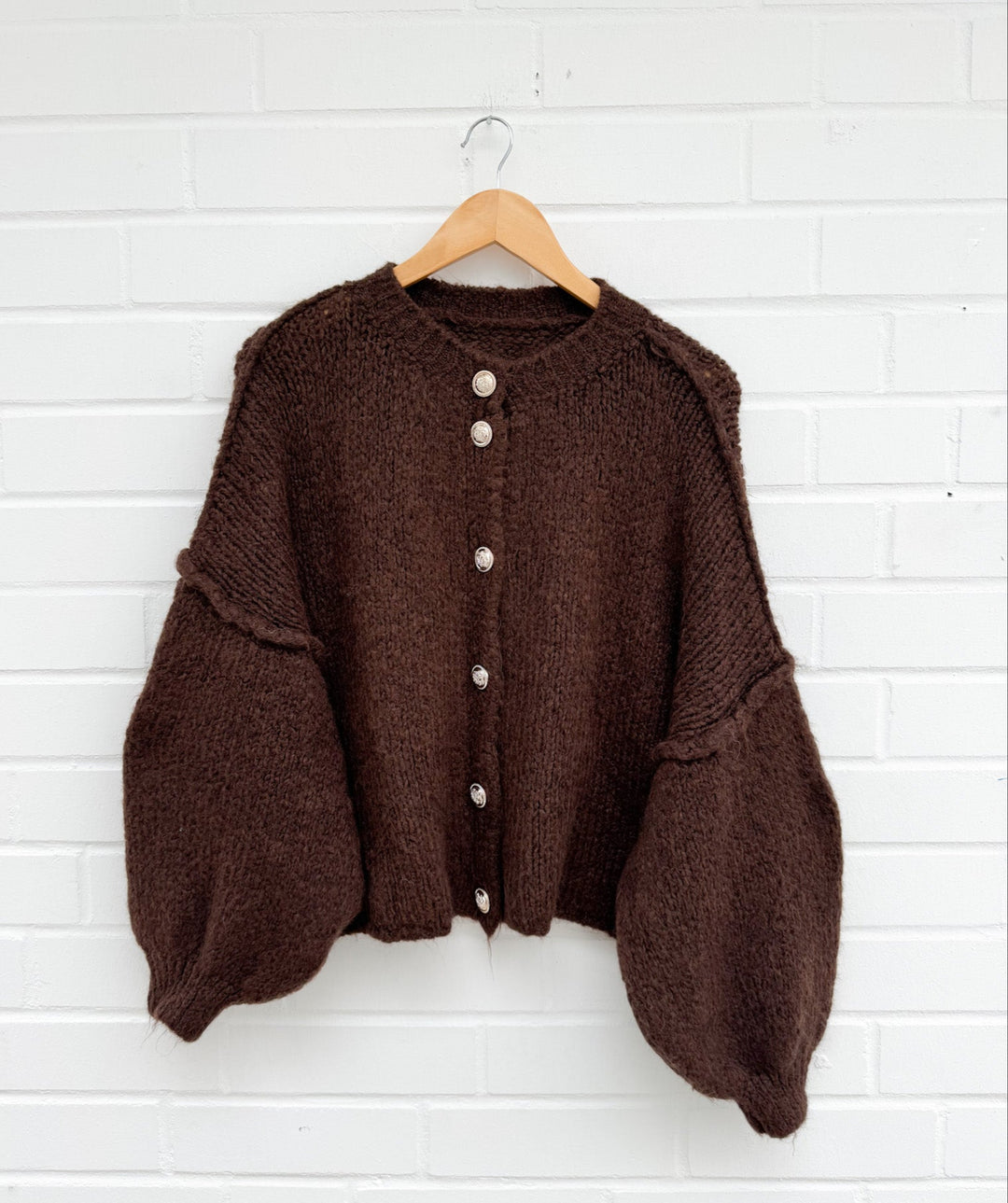 KURZE STRICKJACKE MAIRA - dunkelbraun