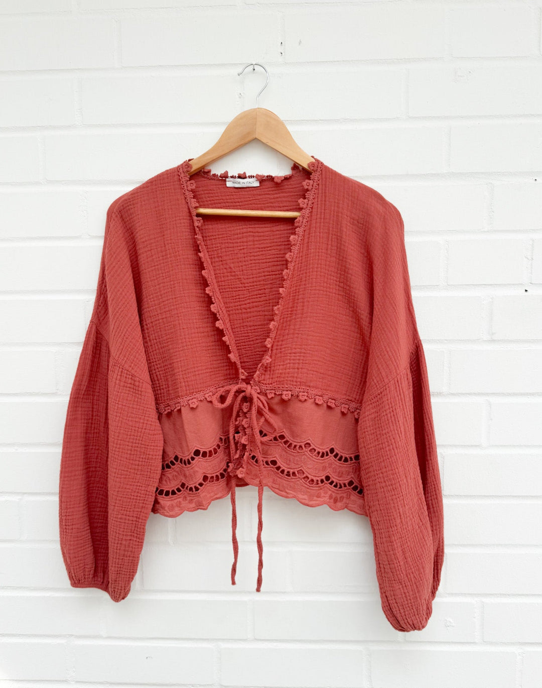 MUSSELIN BLUSE ZUM BINDEN mit Lochmuster - Rost
