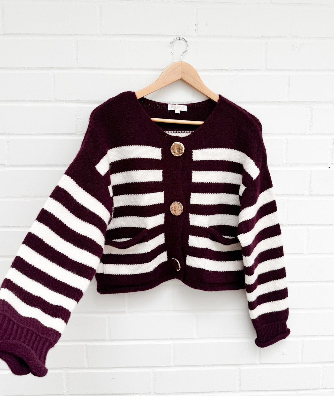 STRIPE STRICKJACKE mit goldenen Knöpfen - burgundy