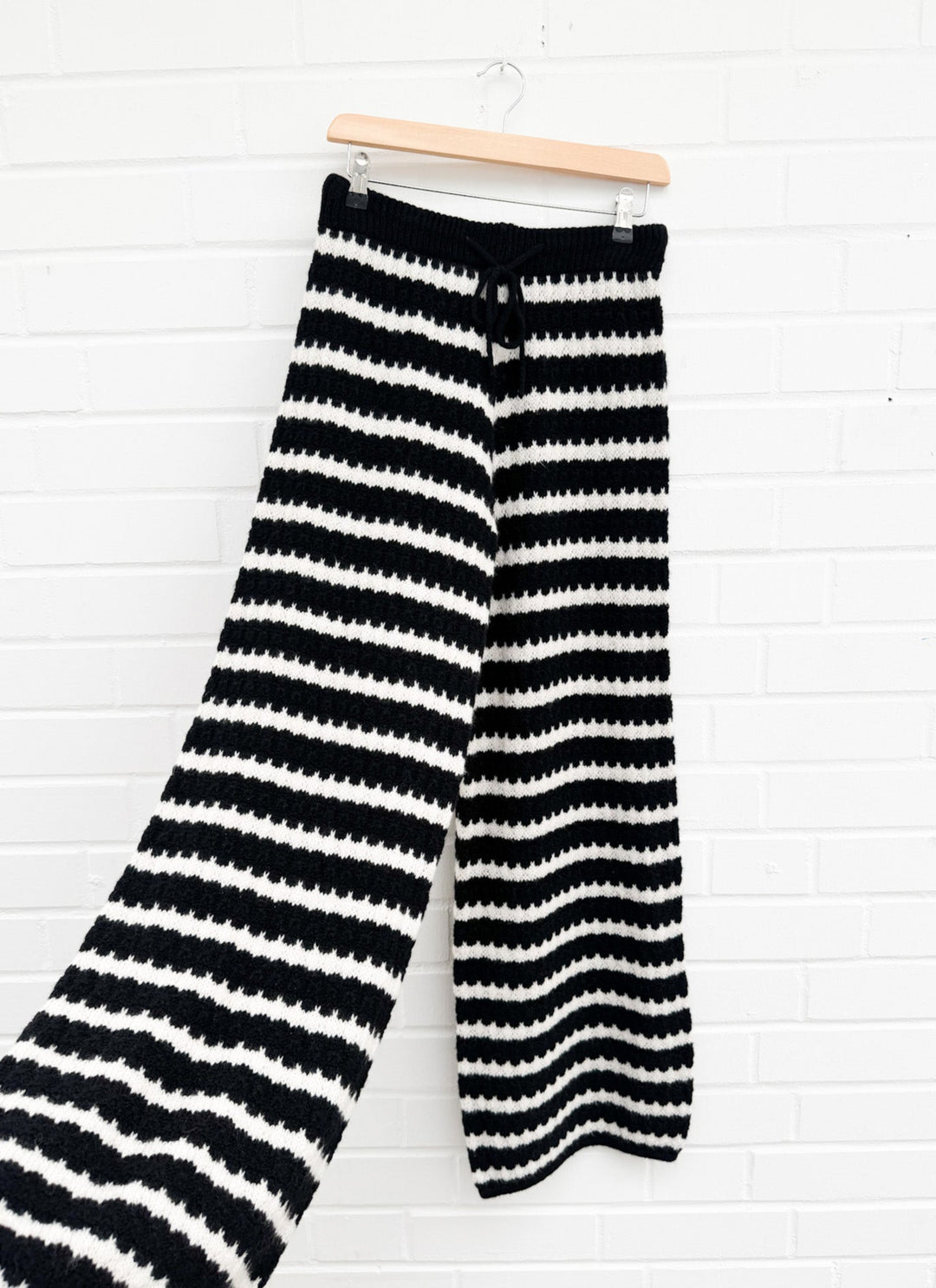 LOCKERE STRIPE STRICKHOSE - schwarz