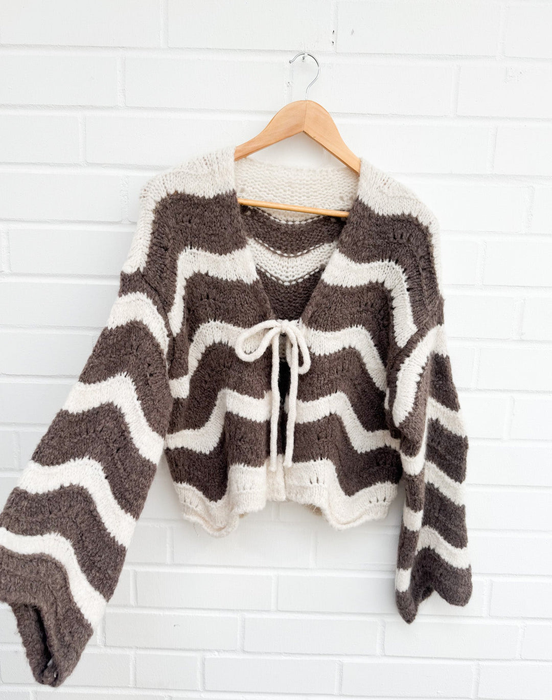 WAVE SCHLEIFEN STRICKJACKE - braun beige