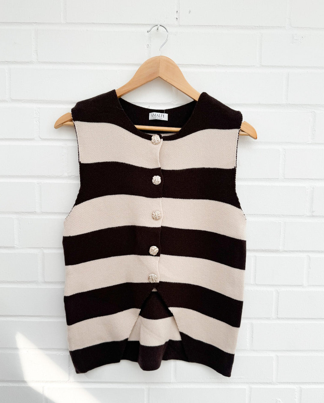 GESTREIFTES FEINSTRICK TOP mit goldenen Knöpfen - beige braun
