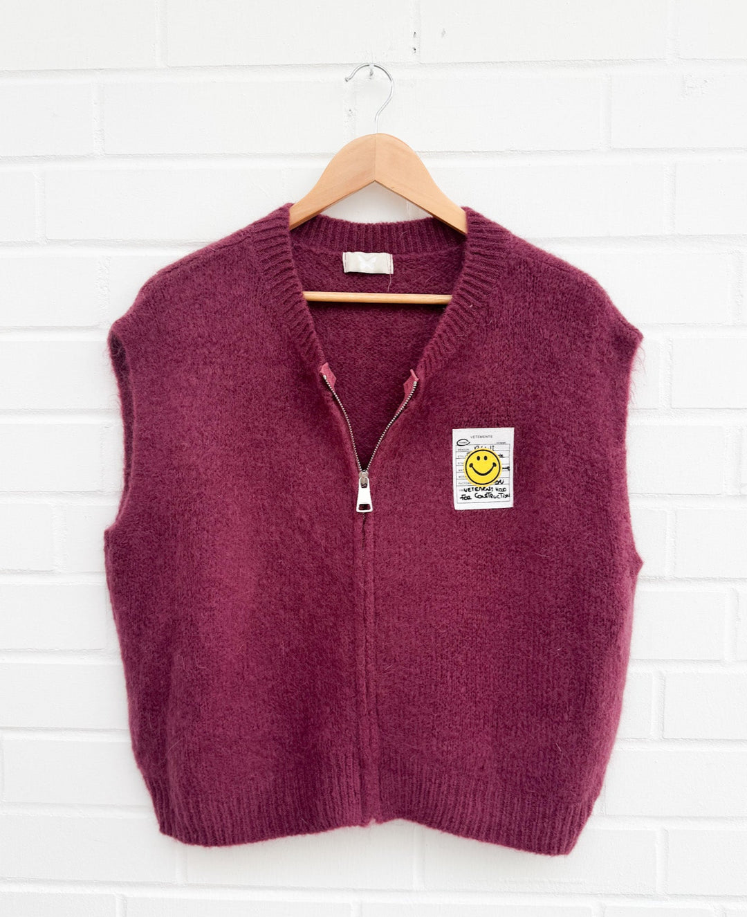STRICKWESTE MIT SMILEY - Beere
