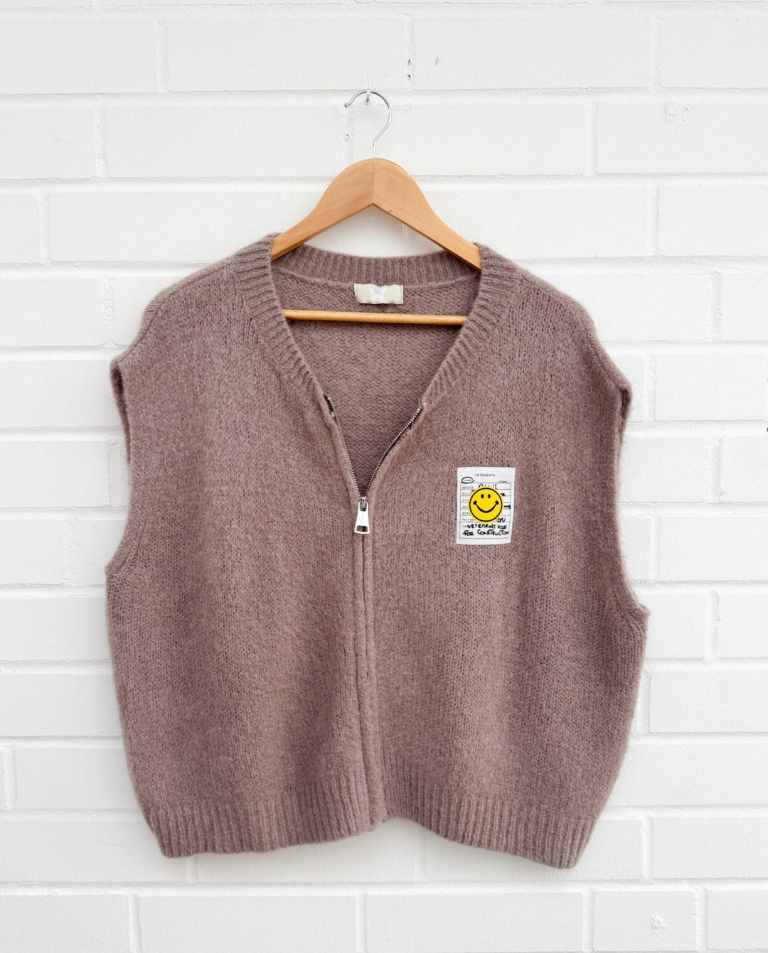 STRICKWESTE MIT SMILEY - taupe