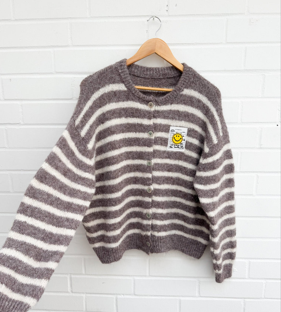 STREIFEN STRICKJACKE mit Smiley - beige braun