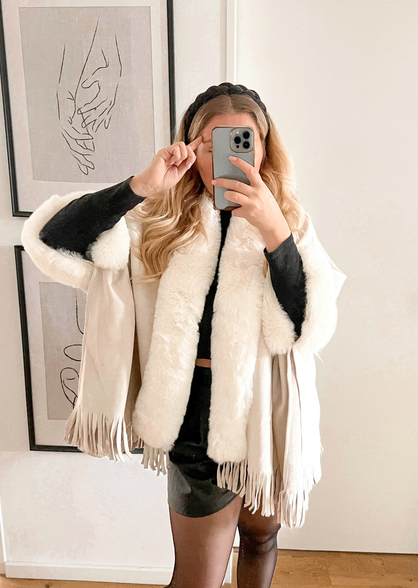 KUNSTFELL PONCHO MIT FRANSEN- creme