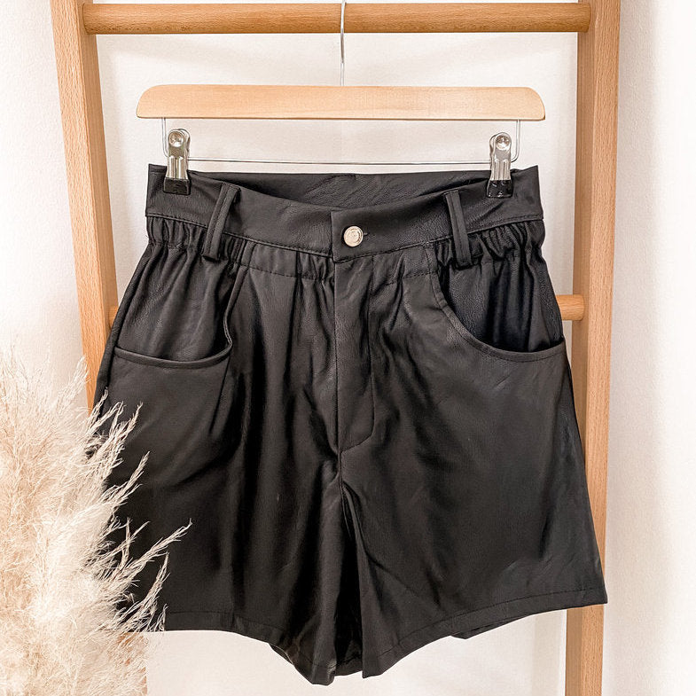 LEDEROPTIK SHORTS- schwarz