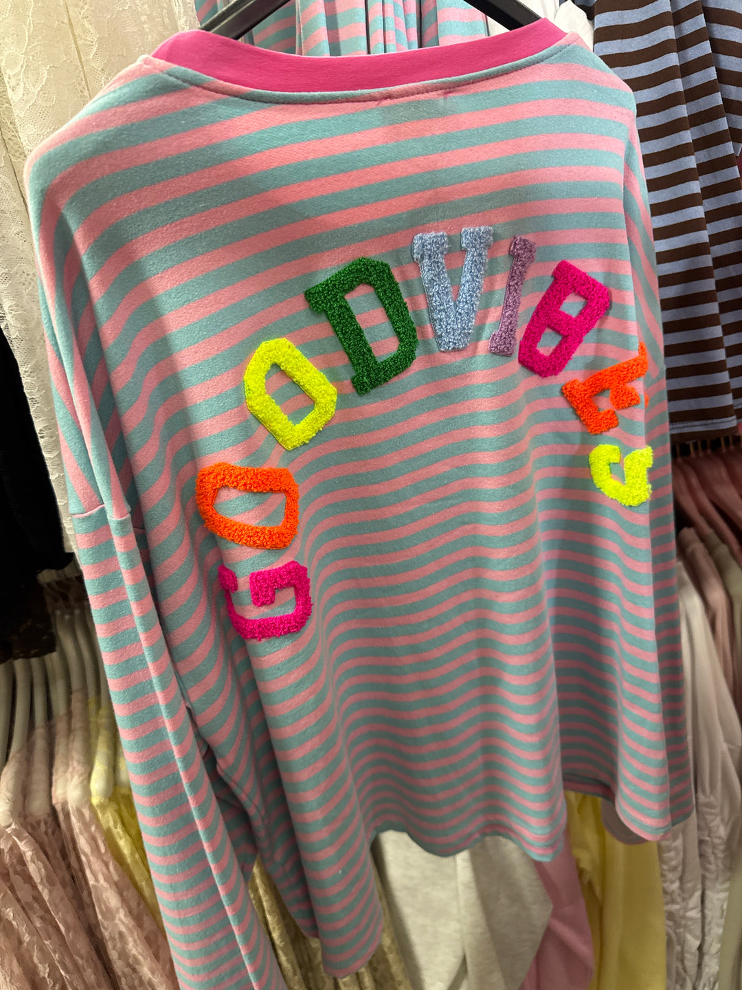 STREIFEN SWEATSHIRT GOOD VIBES - versch. Farben