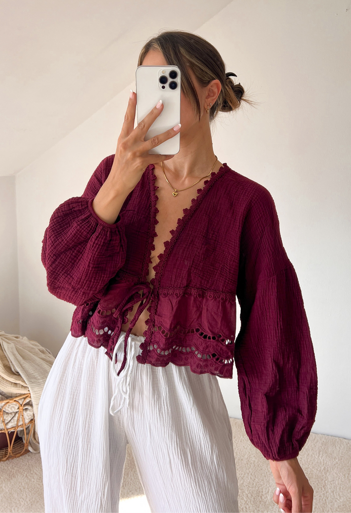 MUSSELIN BLUSE ZUM BINDEN mit Lochmuster - Bordeaux