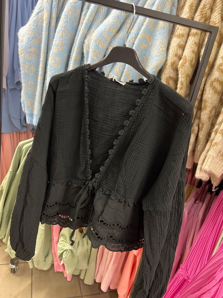 MUSSELIN BLUSE ZUM BINDEN mit Lochmuster - schwarz