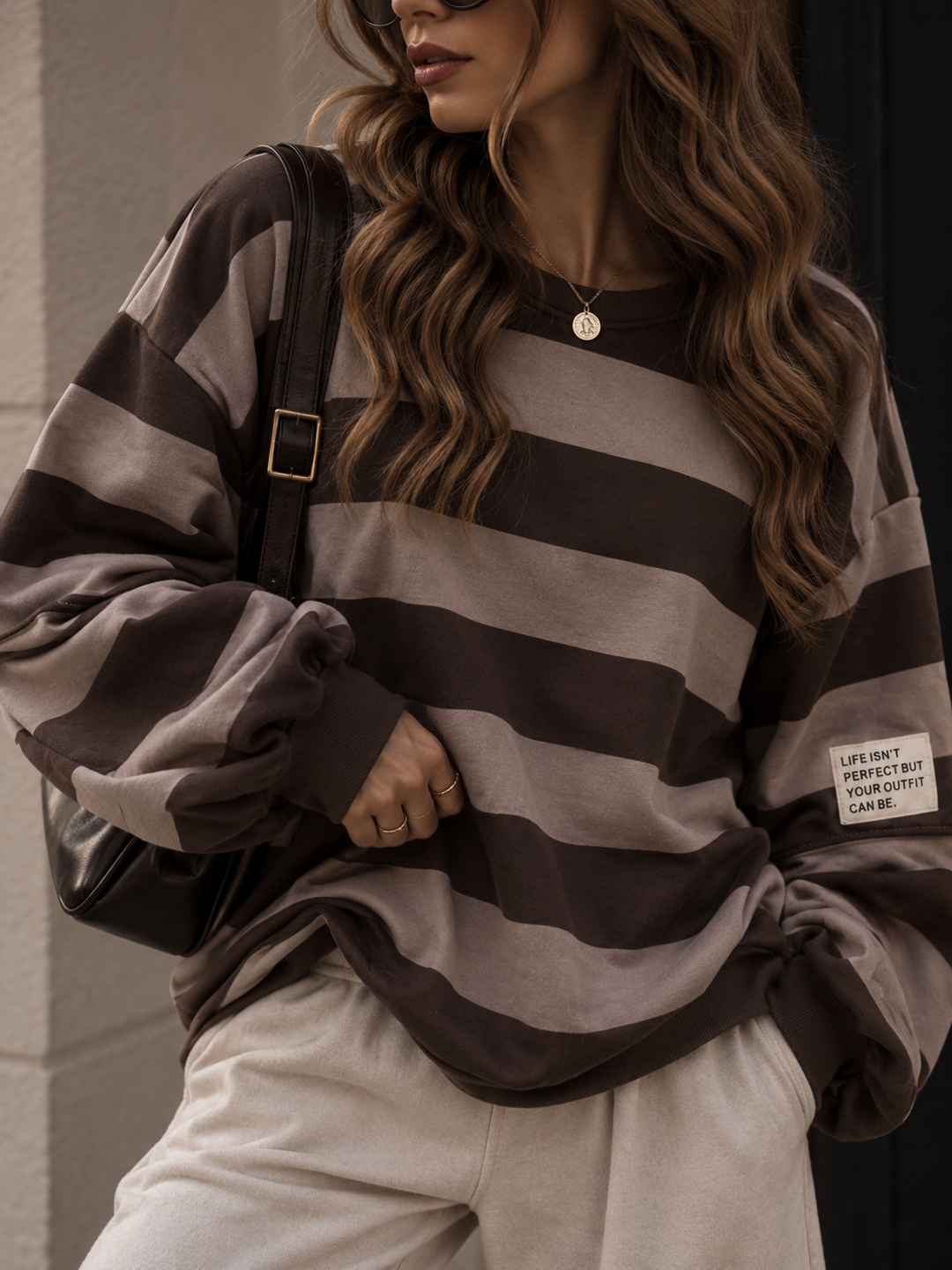 STREIFEN SWEATSHIRT Life isn‘t Perfect - Braun Schlamm