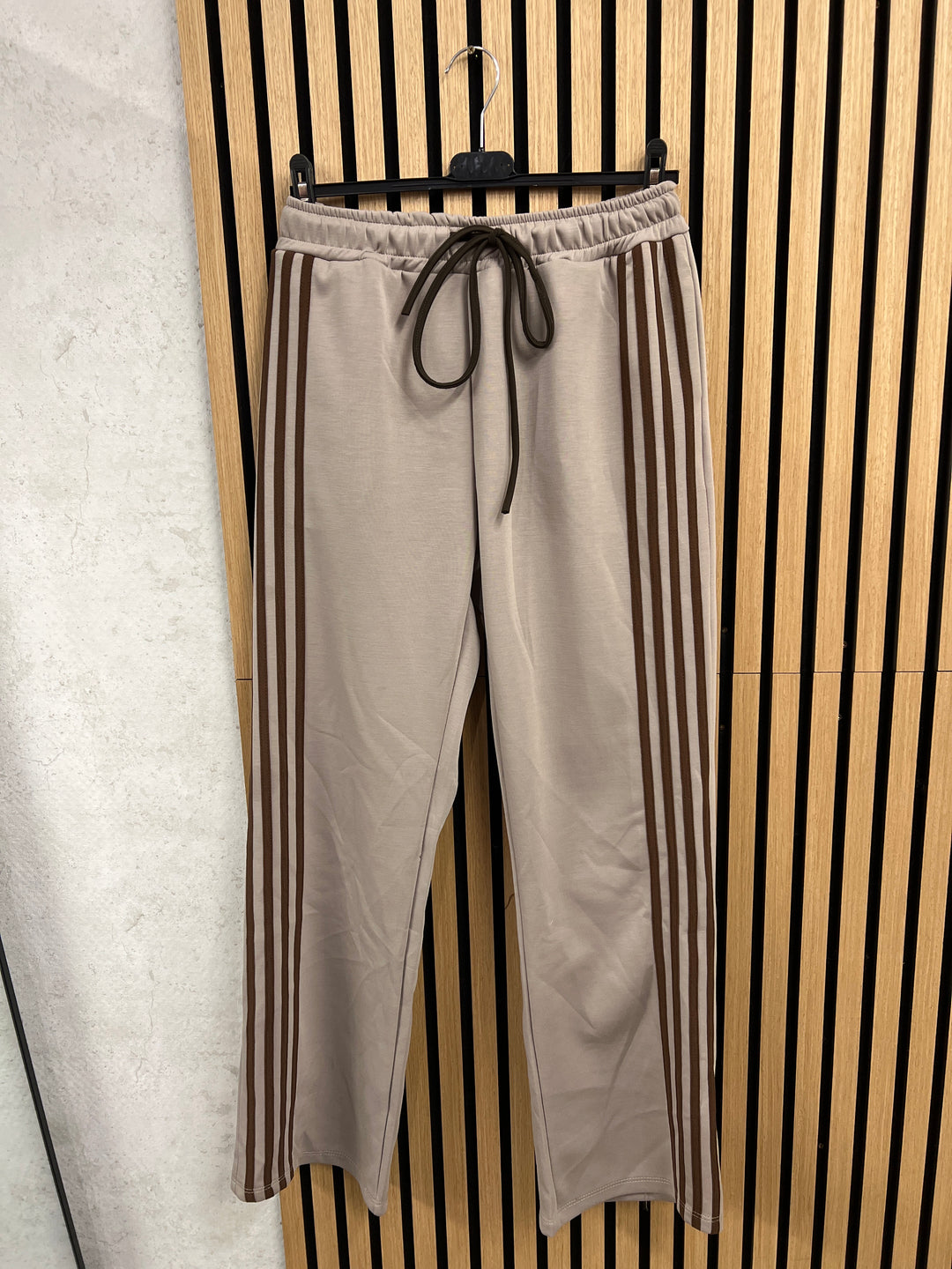 LOCKERE HOSE mit seitlichen Streifen - taupe