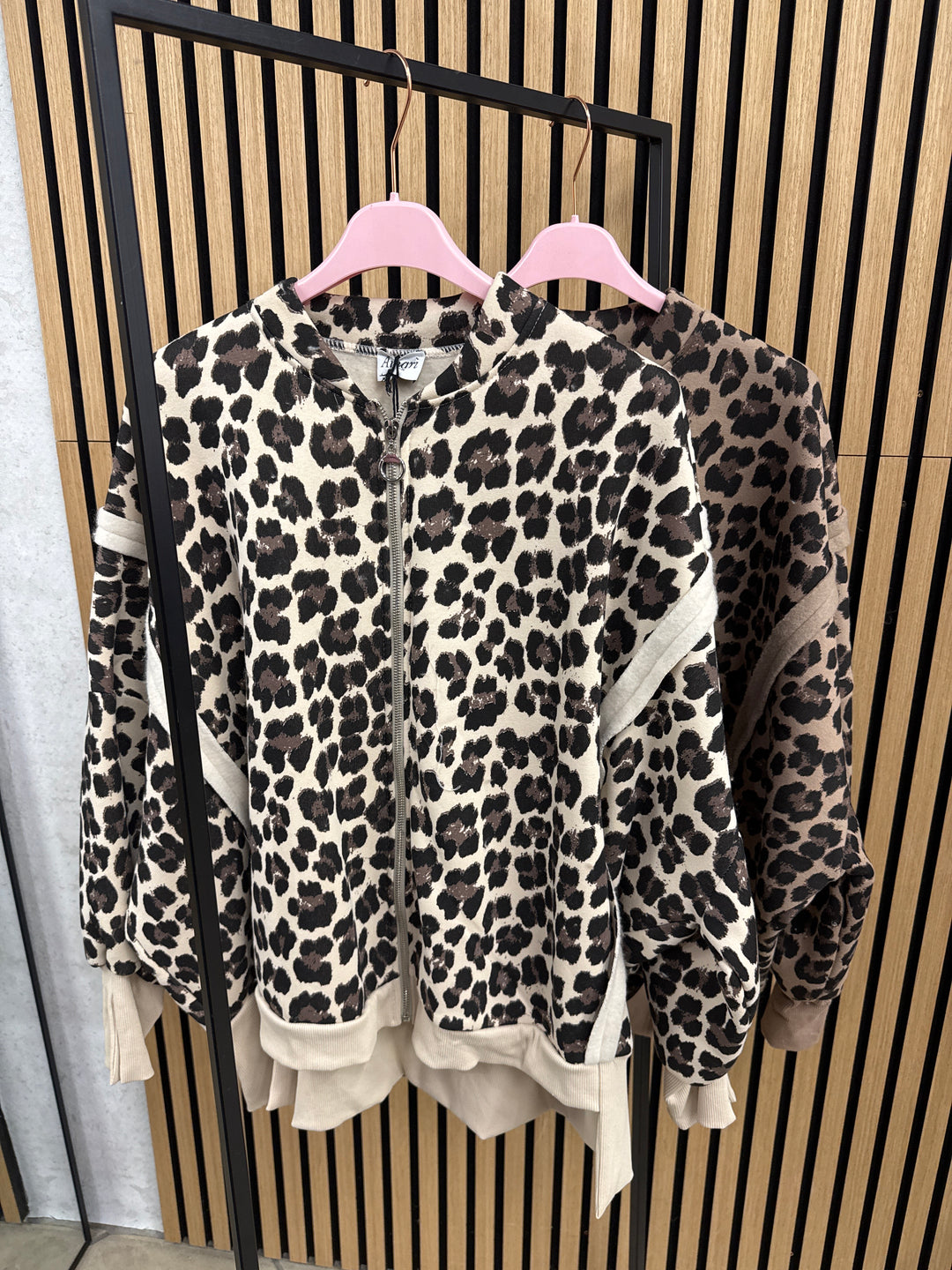 OVERSIZE LEO MARLA SWEATJACKE Ver. Farben