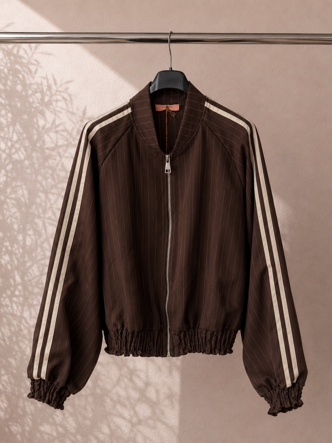 KURZE NADELSTREIFEN JACKE - braun