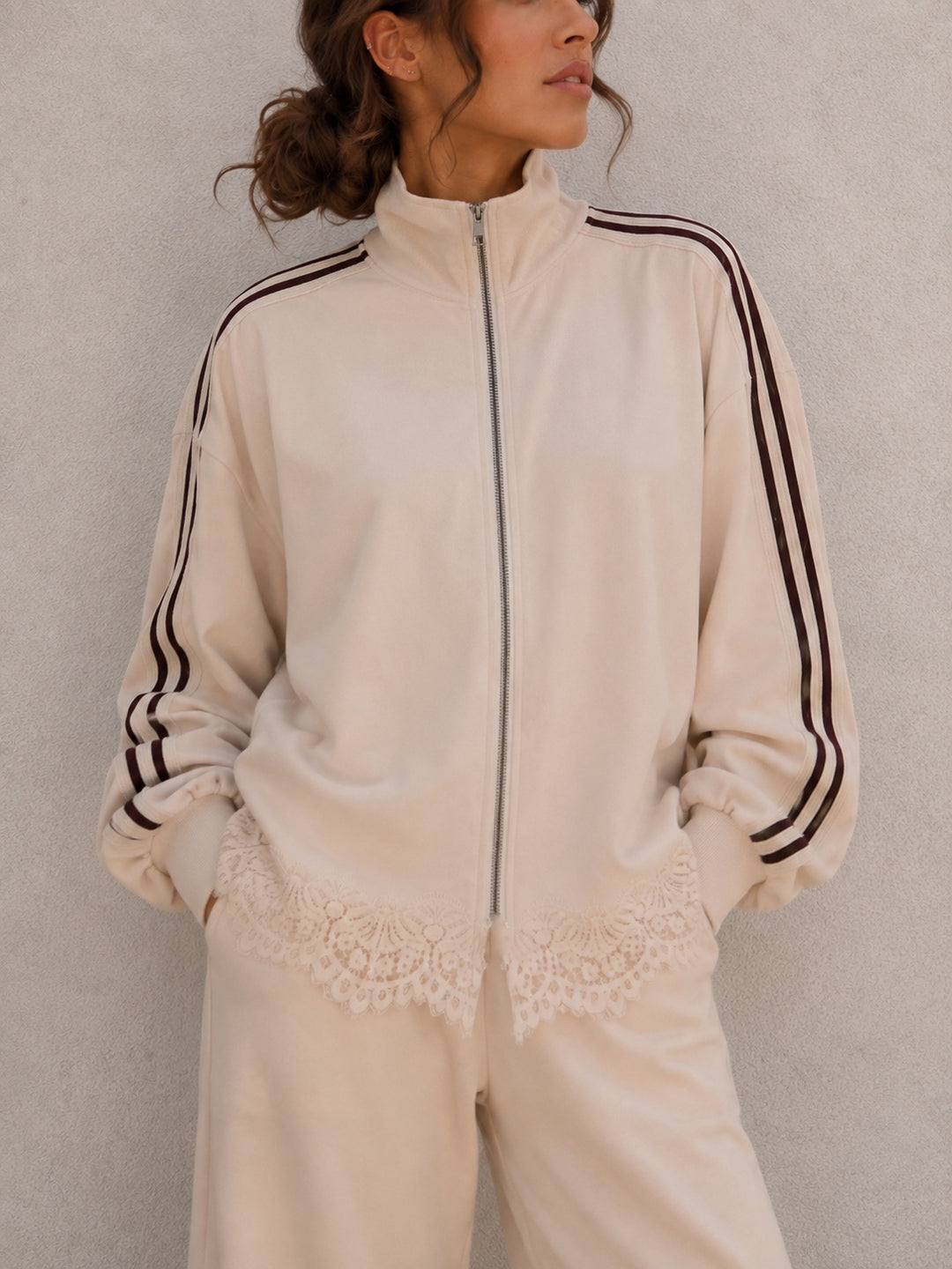 SWEATJACKE mit Spitze - beige
