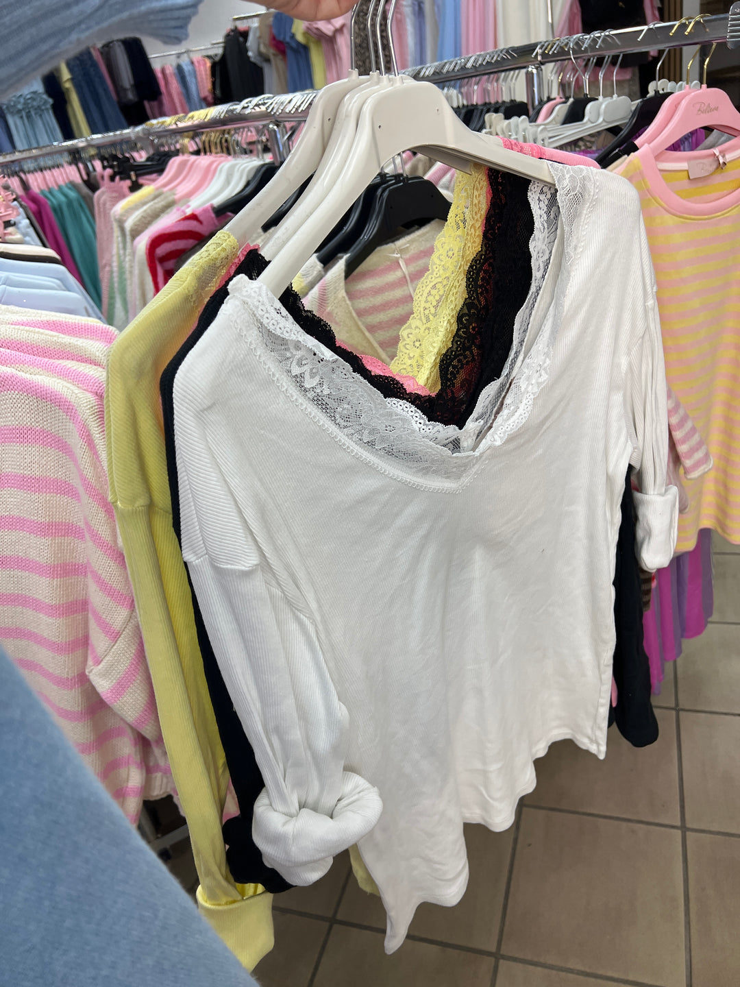 BASIC LACE LONGSLEEVE mit V - versch. Farben