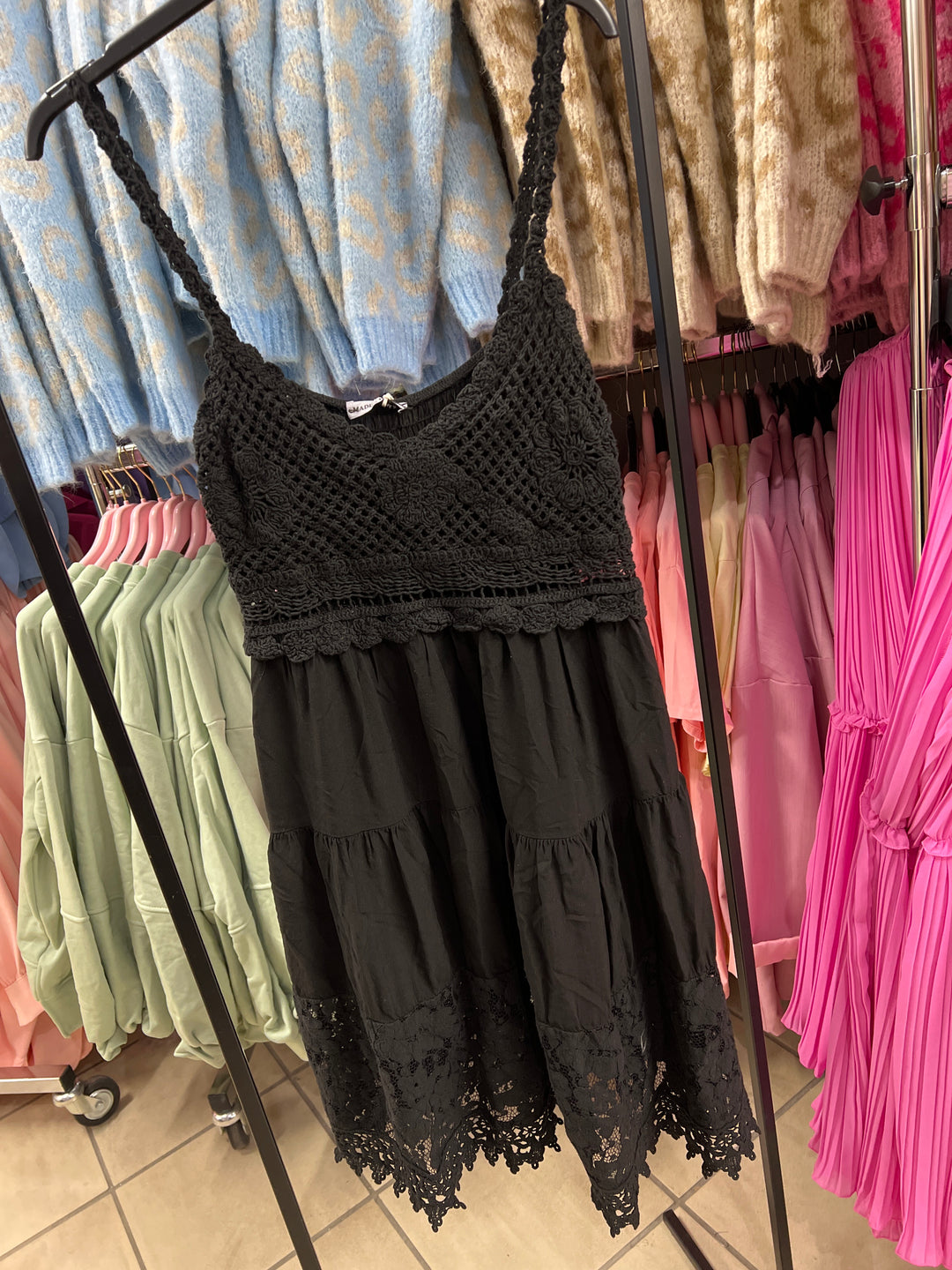 SOMMERKLEID mit Häkel Details - schwarz