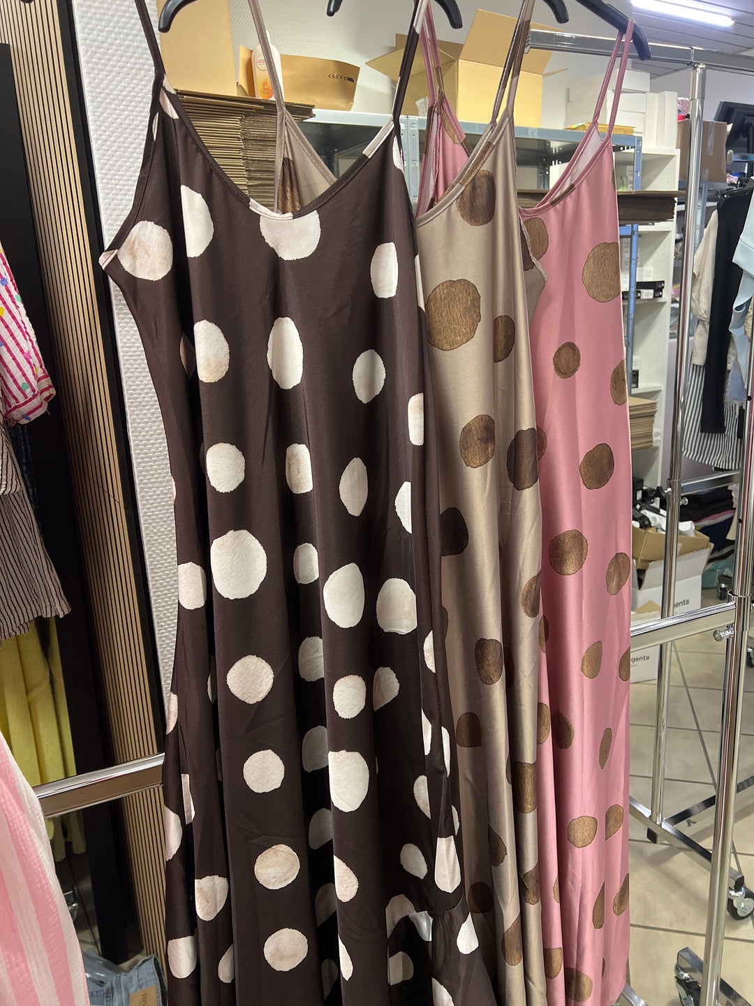 LANGES PUNKTE SATINOPTIK KLEID - Versch. Farben
