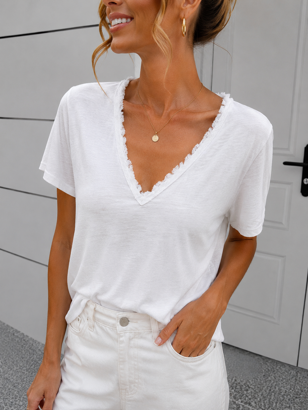 T-SHIRT mit ausgefransten Ausschnitt - versch. Farben
