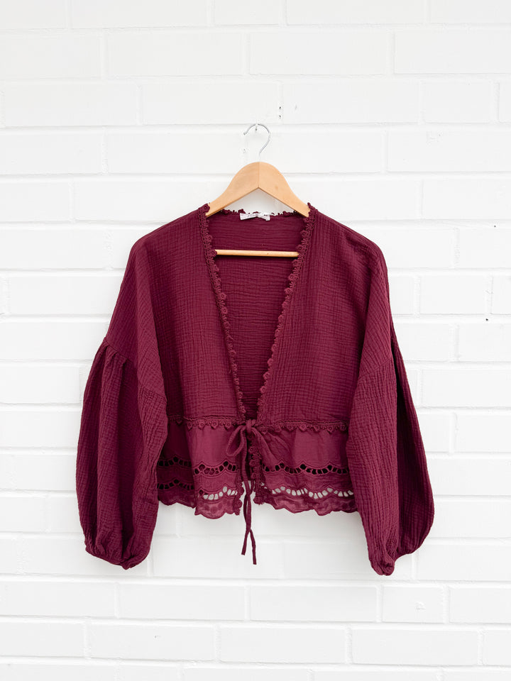 MUSSELIN BLUSE ZUM BINDEN mit Lochmuster - Bordeaux