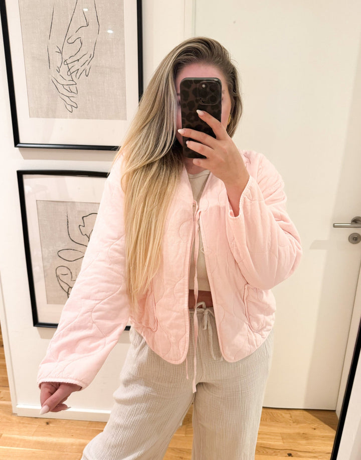 LEICHTE GESTEPPTE SCHLEIFEN JACKE - rosa