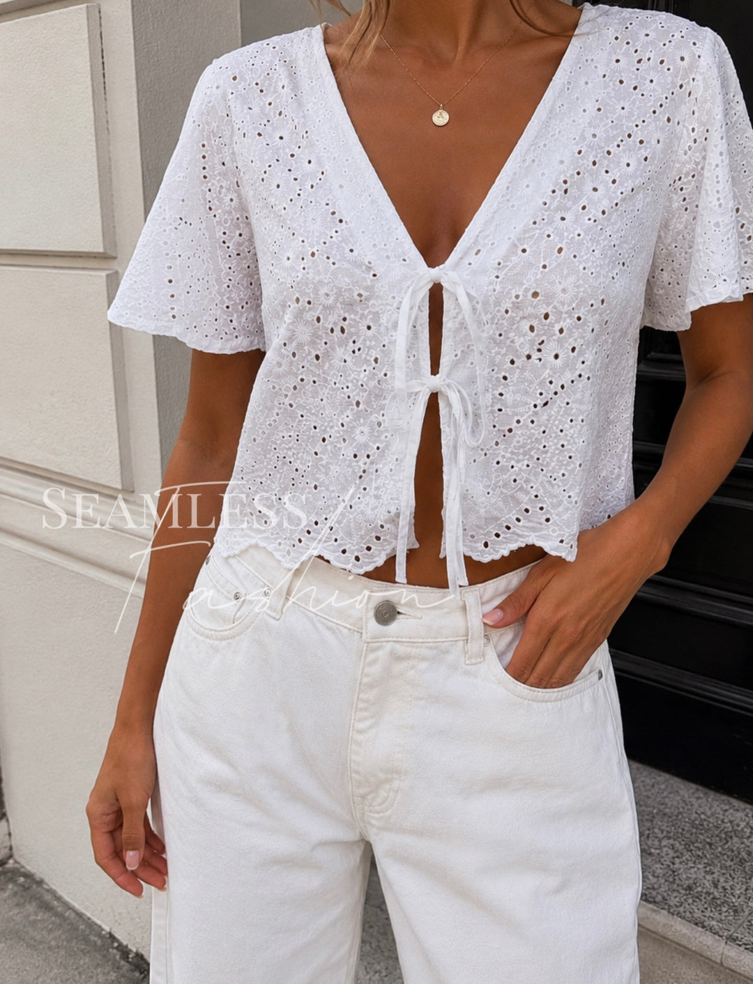 LOCHMUSTER BLUSE MIT SCHLEIFE  - versch. Farben
