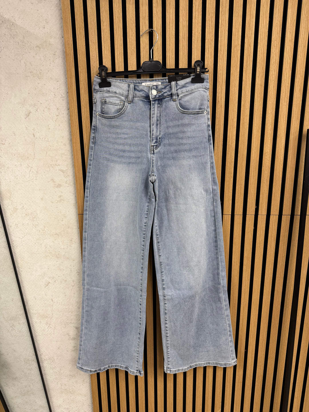 FULL LENGTH LIGHT BLUE JEANS