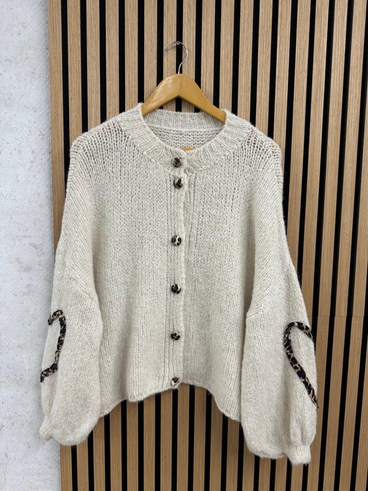 STRICKJACKE MIT LEOPARDEN KNÖPFEN - beige