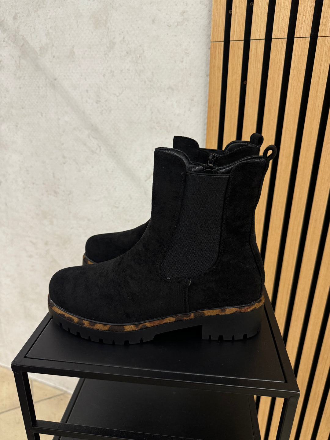 BLACK CHELSEA BOOTS mit Leo Umrandung