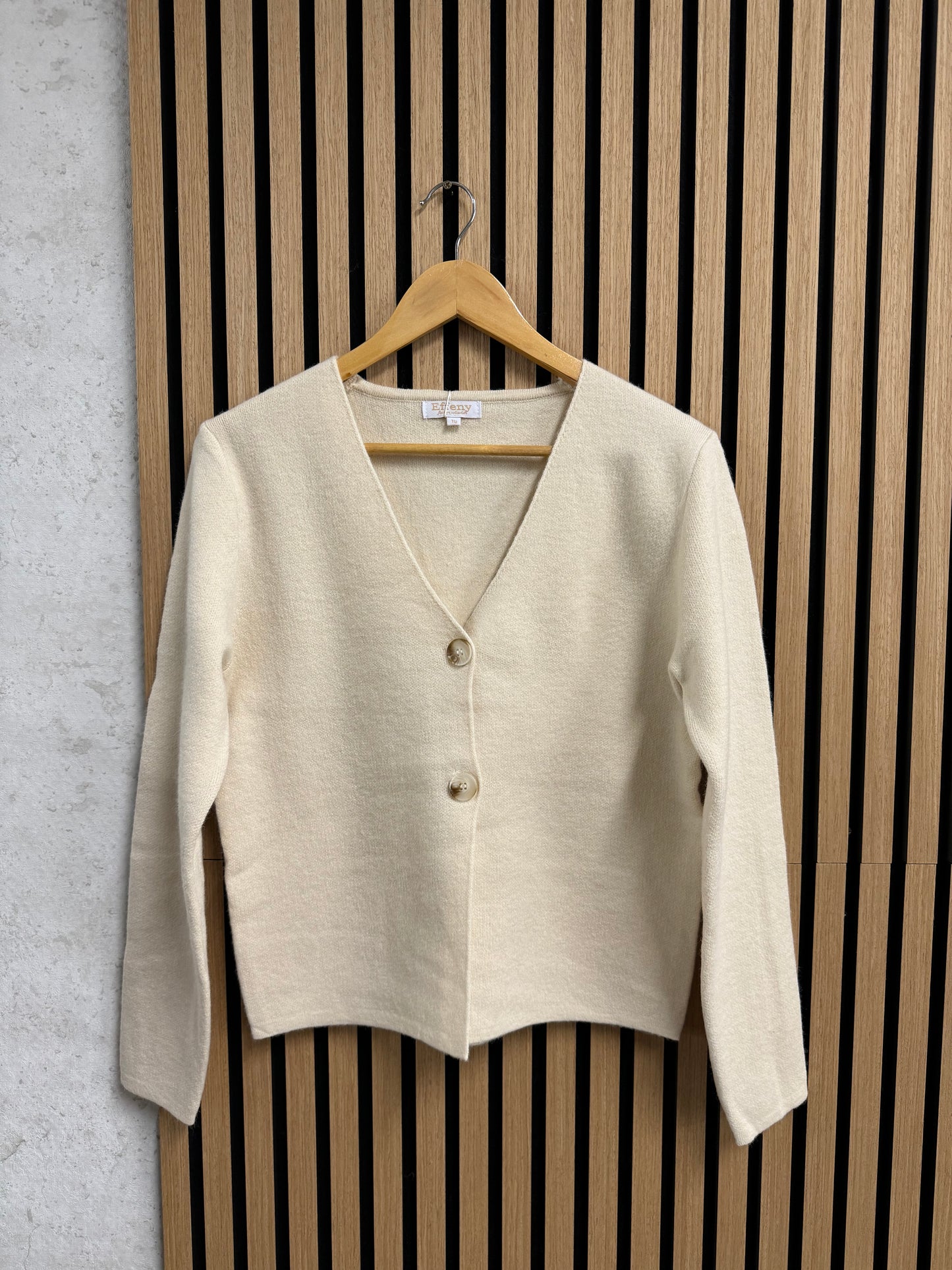 BEIGE KNOPF STRICKJACKE