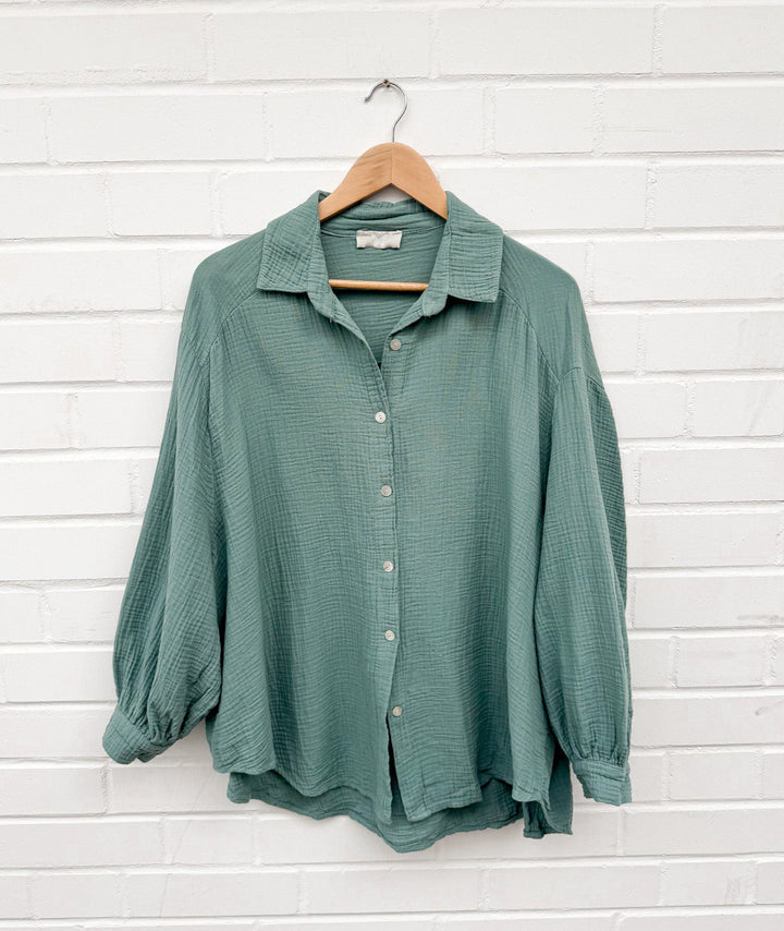 OVERSIZE MUSSELIN BLUSE - Salbei