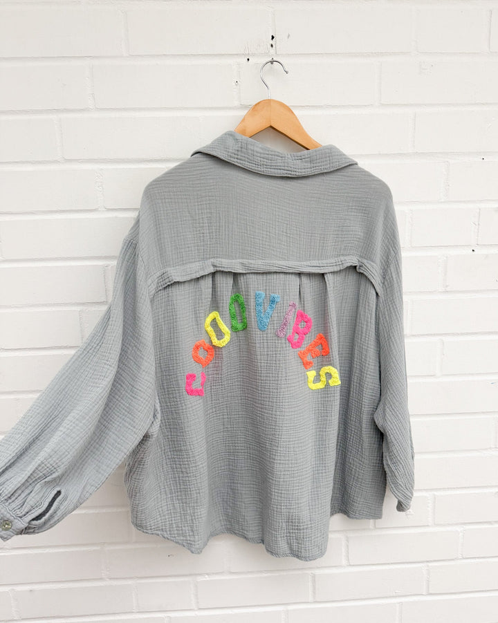 MUSSELIN BLUSE GOOD VIBES - versch. Farben