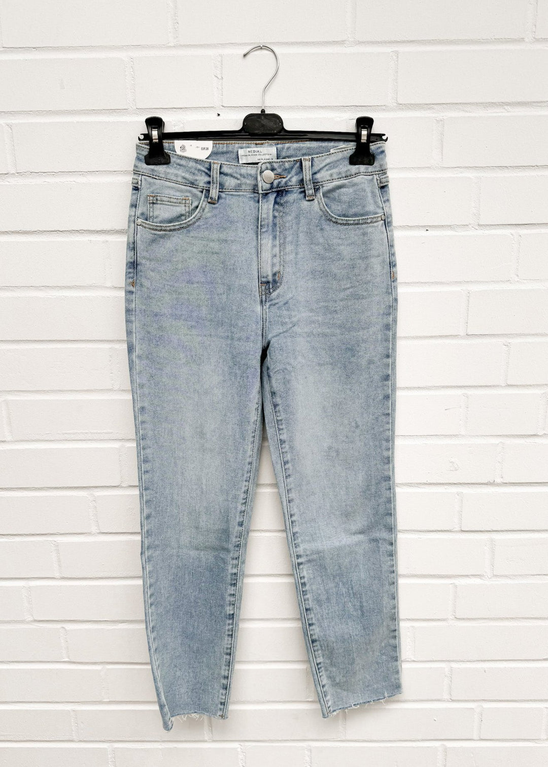 LIGHT BLUE MOMFIT JEANS