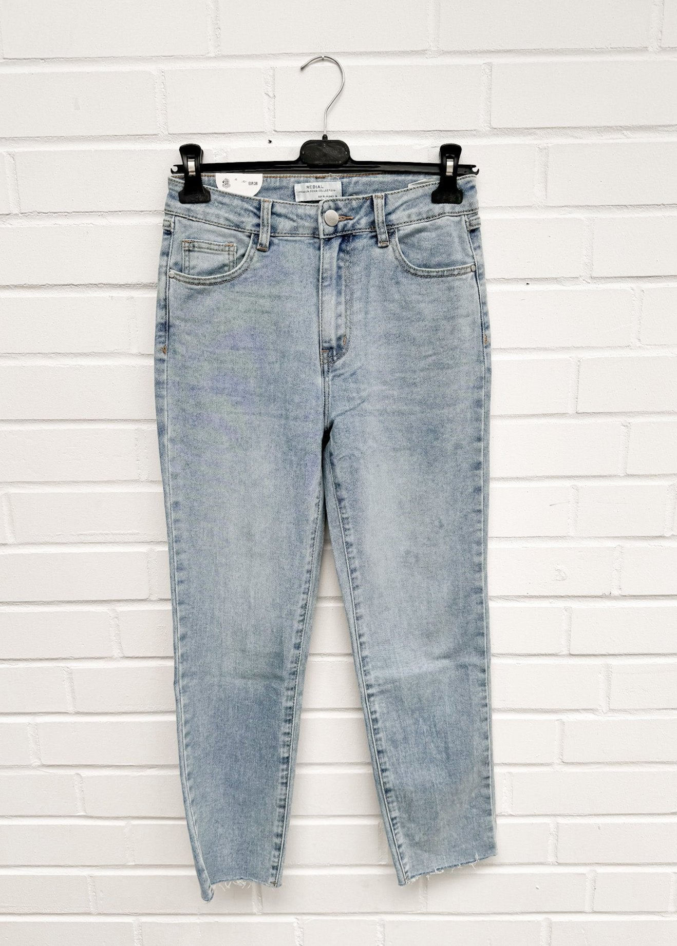 LIGHT BLUE MOMFIT JEANS