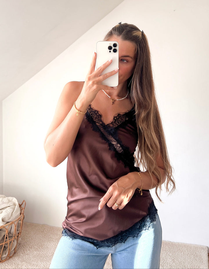 TRÄGERTOP mit Spitze asymmetrisch - versch. Farben